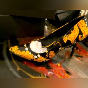 Brand new women size 39 Versace 3” heels super sexy. a gift I need a size 40